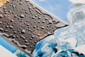 Le pelliculage protège les impressions et le papier de la couverture du livre.