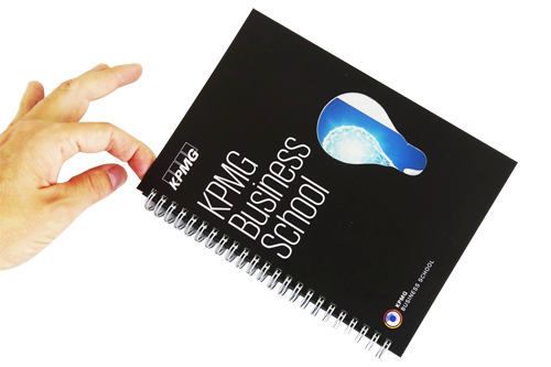 Notebook à reliure spirale noire avec une découpe sur le côté.