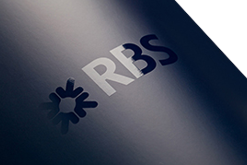 Vernis sur dos de livre Dos d'un livre noir avec des inscriptions recouverte de vernis