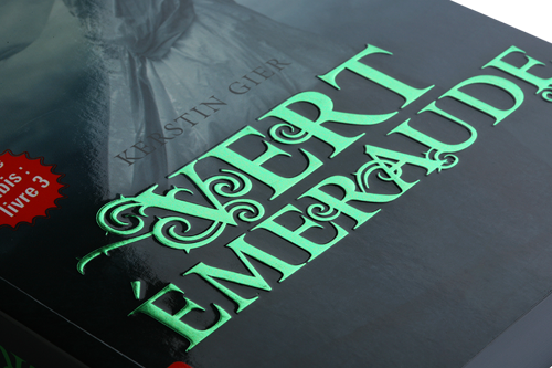 Gaufrage 3D La couverture d'un livre noir avec embossage et marquage à chaud vert