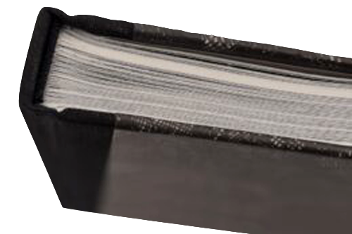 Livre rigide noir avec un dos droit